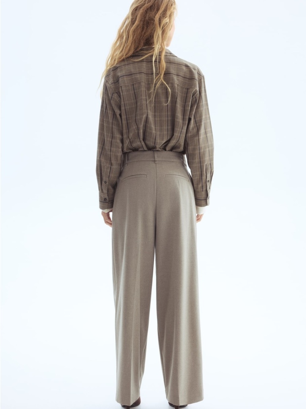 H&M Classic Wide-Leg Trousers in Light Taupe - Women - Picture 4 of 16